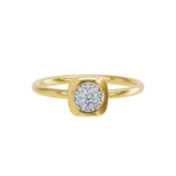 Złoty pierścionek z centralnym motywem wysadzanym brylantami