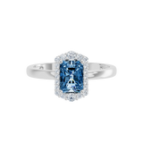 Złoty pierścionek z niebieskim topazem i brylantami