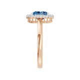 Złoty pierścionek z niebieskim topazem i brylantami