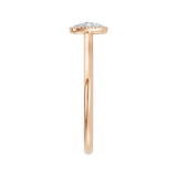 Złoty pierścionek z kwadratowym motywem wysadzanym brylantami