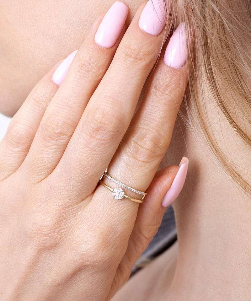 Podwójny pierścionek z brylantami od Venetia Jewels na dłoni z delikatnym manicure