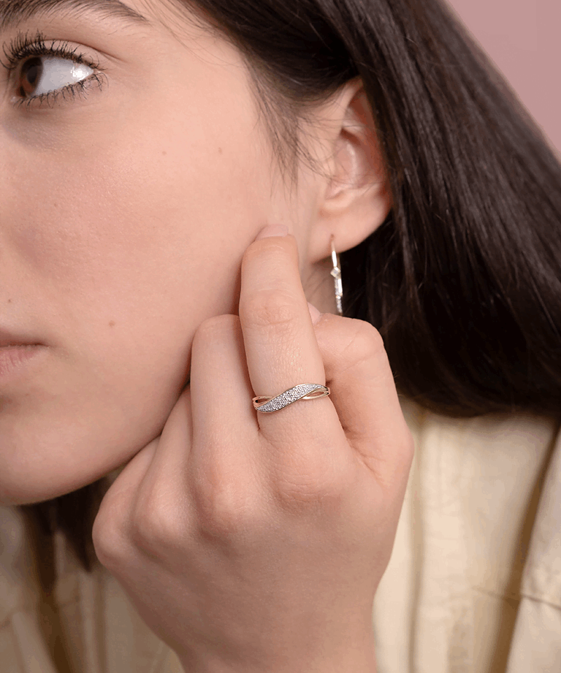 Elegancki pierścionek z brylantami 14k noszony na palcu, idealny na wyjątkowe okazje