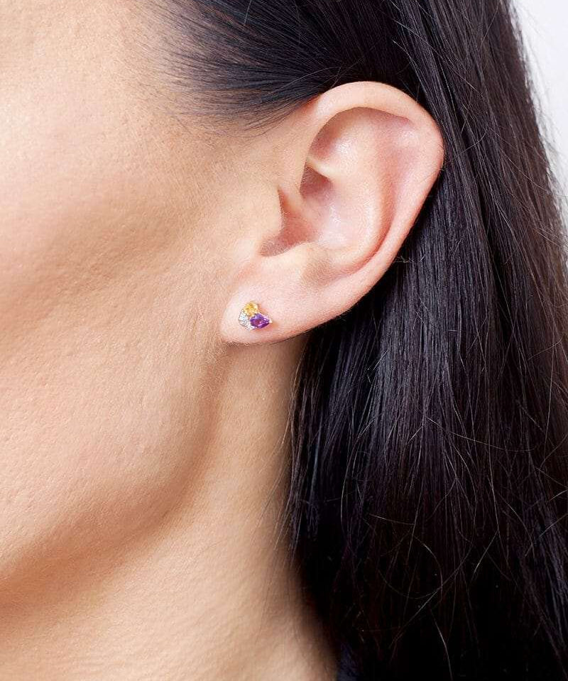 Wielokolorowe kolczyki sztyfty od Venetia Jewels na uchu modelki, idealne do codziennych stylizacji
