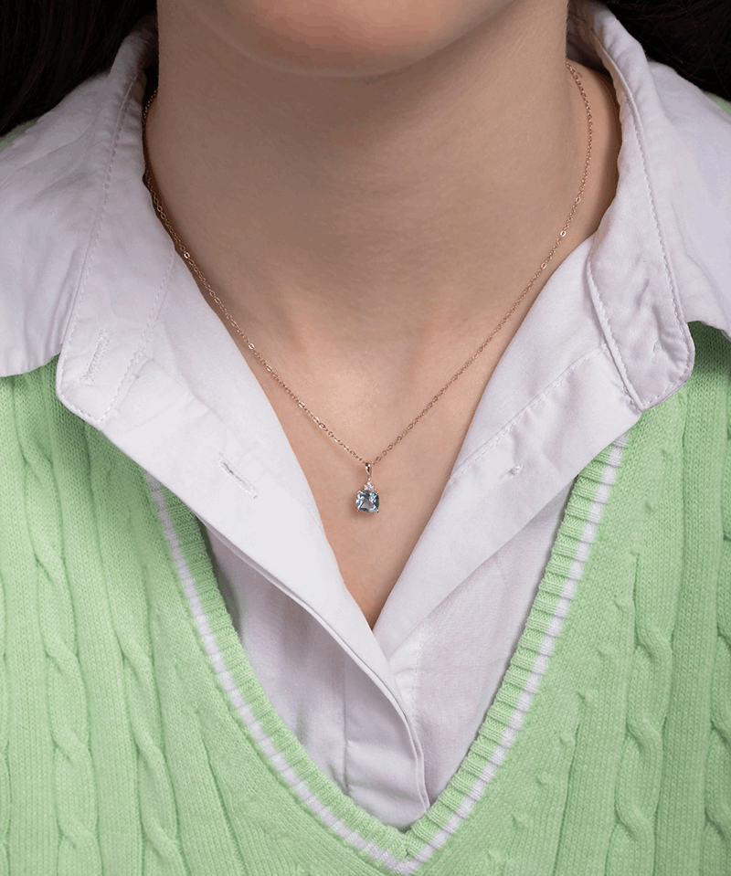 Wisiorek z niebieskim topazem od Venetia Jewels na delikatnym łańcuszku, idealny na każdą okazję