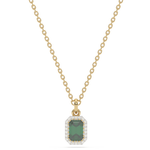 Złota zawieszka ze szmaragdem w eleganckiej oprawie z diamentami na delikatnym łańcuszku