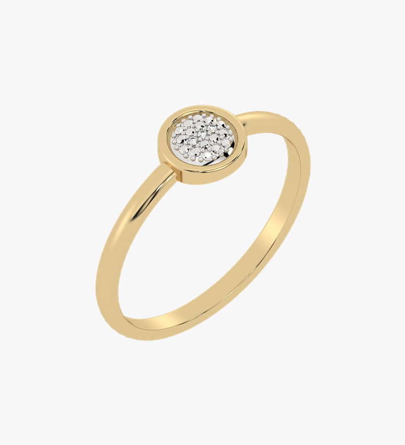 Złoty pierścionek z brylantami o prostym wzorze, idealny na każdą okazję.