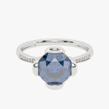 Złoty pierścionek z topazem London Blue z diamentowymi ozdobami, elegancki i efektowny