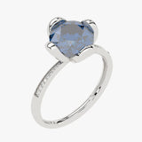 Złoty pierścionek z topazem London Blue, elegancka biżuteria od Venetia Jewels z diamentowymi akcentami