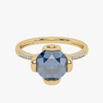 Złoty pierścionek z topazem London Blue i delikatnymi diamentowymi detalami od Venetia Jewels