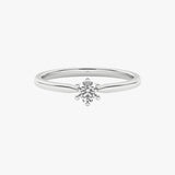 Złoty pierścionek zaręczynowy z brylantem od Venetia Jewels z prostym, eleganckim designem