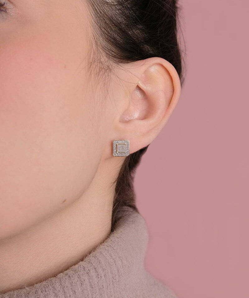 Kwadratowe kolczyki z brylantami od Venetia Jewels, elegancki dodatek do każdej stylizacji
