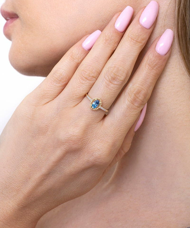 Pierścionek z owalnym topazem na palcu z delikatną obrączką od Venetia Jewels