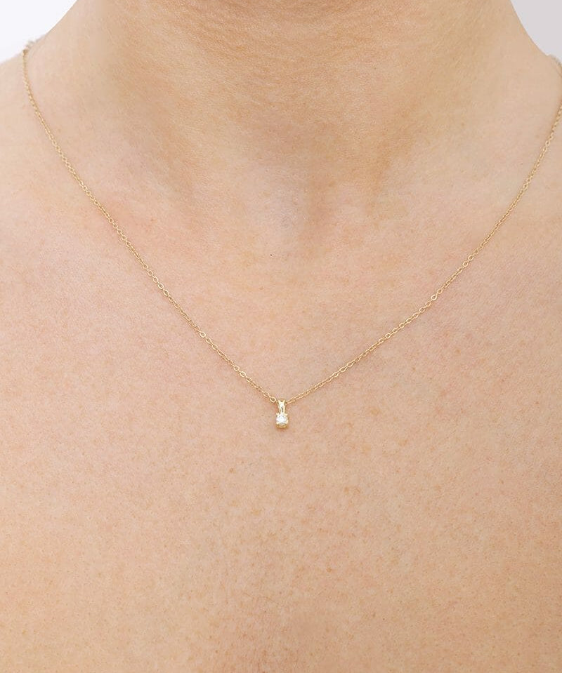 Wisiorek z brylantem od Venetia Jewels na delikatnym złotym łańcuszku, idealny na specjalne okazje