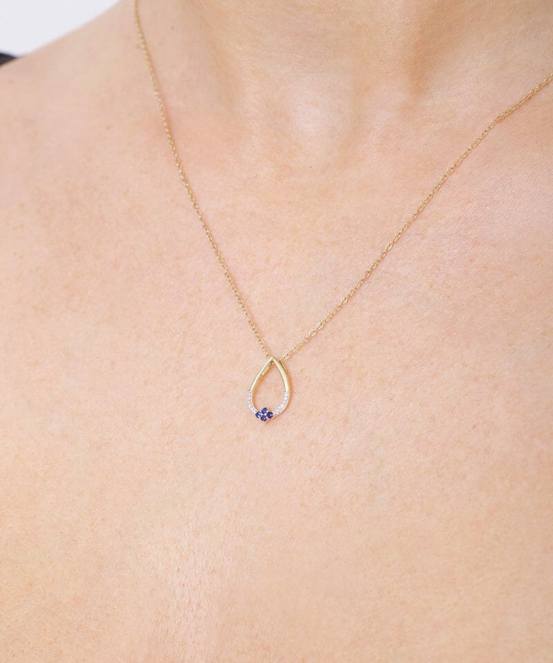 Zawieszka łezka z niebieskimi brylantami na złotym łańcuszku, elegancka biżuteria od Venetia Jewels
